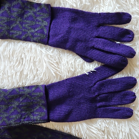 💜🩶💜PURPLE MICHAEL KORS WINTER SCARF & GLOVES SET BUNDLE💜🩶💜 - Picture 2 of 8